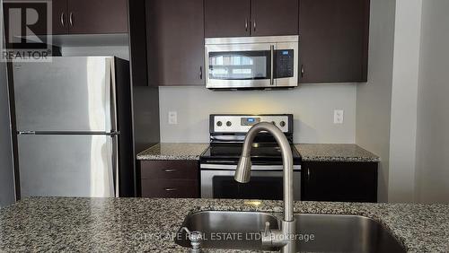 69 - 2435 Greenwich Drive, Oakville, ON - Indoor Photo Showing Kitchen With Double Sink With Upgraded Kitchen