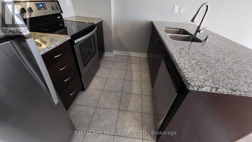 69 - 2435 Greenwich Drive, Oakville, ON - Indoor Photo Showing Kitchen With Double Sink