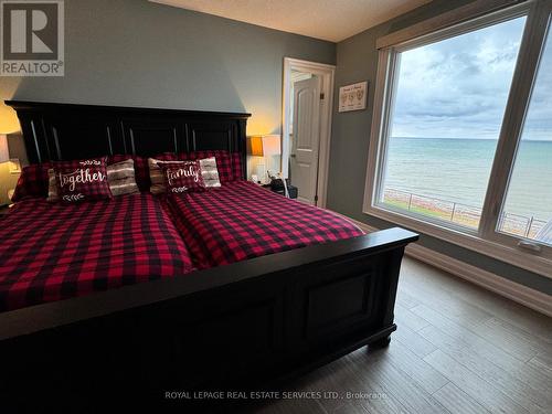 33 Cheval Drive, Grimsby, ON - Indoor Photo Showing Bedroom