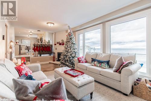 33 Cheval Drive, Grimsby, ON - Indoor Photo Showing Living Room