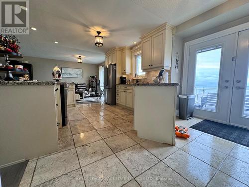 33 Cheval Drive, Grimsby, ON - Indoor Photo Showing Kitchen