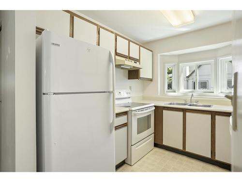 7 12940 17 Avenue, Surrey, BC - Indoor Photo Showing Kitchen With Double Sink