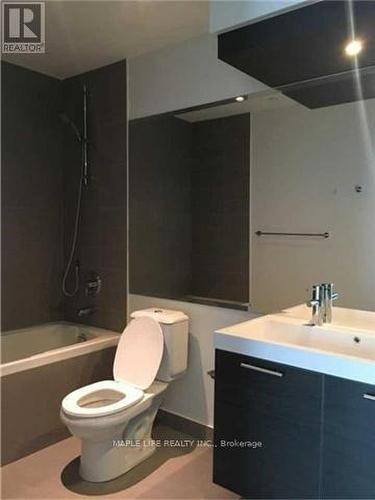 6110 - 388 Yonge Street, Toronto, ON - Indoor Photo Showing Bathroom