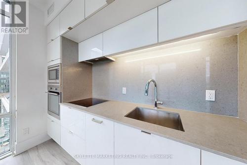 902 - 15 Merchants' Wharf E, Toronto, ON - Indoor Photo Showing Kitchen