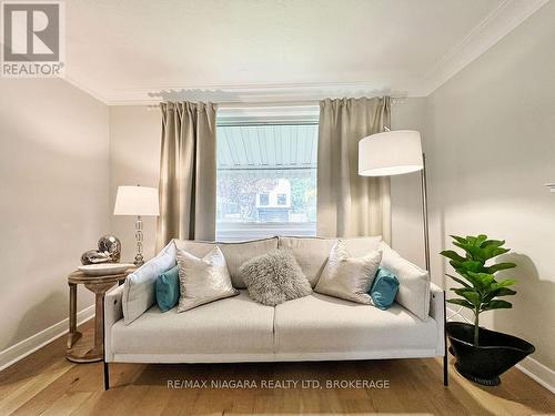 79 Clonmore Drive, Toronto (Birchcliffe-Cliffside), ON - Indoor Photo Showing Living Room