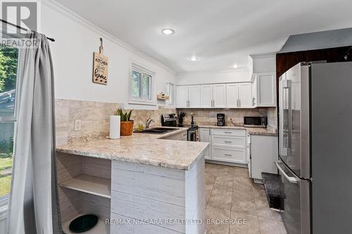 6525 O'Neil Street, Niagara Falls (206 - Stamford), ON - Indoor Photo Showing Kitchen