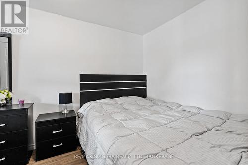 6525 O'Neil Street, Niagara Falls (206 - Stamford), ON - Indoor Photo Showing Bedroom