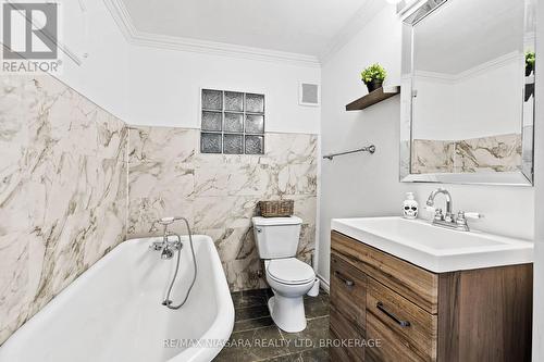 6525 O'Neil Street, Niagara Falls (206 - Stamford), ON - Indoor Photo Showing Bathroom