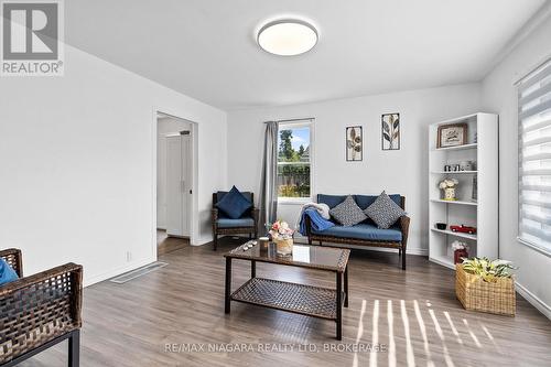 6525 O'Neil Street, Niagara Falls (206 - Stamford), ON - Indoor Photo Showing Living Room