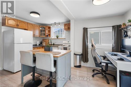 6317 Ash Street, Niagara Falls (216 - Dorchester), ON - Indoor Photo Showing Kitchen