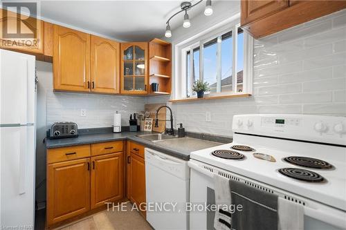 6317 Ash Street, Niagara Falls (216 - Dorchester), ON - Indoor Photo Showing Kitchen