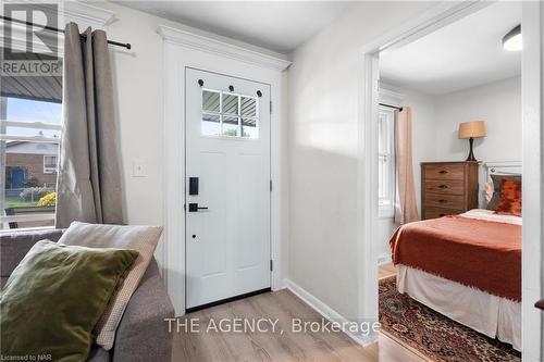 6317 Ash Street, Niagara Falls (216 - Dorchester), ON - Indoor Photo Showing Bedroom