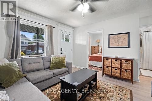 6317 Ash Street, Niagara Falls (216 - Dorchester), ON - Indoor Photo Showing Living Room