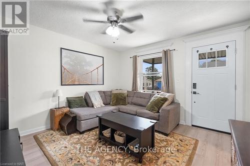 6317 Ash Street, Niagara Falls (216 - Dorchester), ON - Indoor Photo Showing Living Room