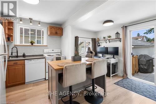 6317 Ash Street, Niagara Falls (216 - Dorchester), ON - Indoor Photo Showing Kitchen