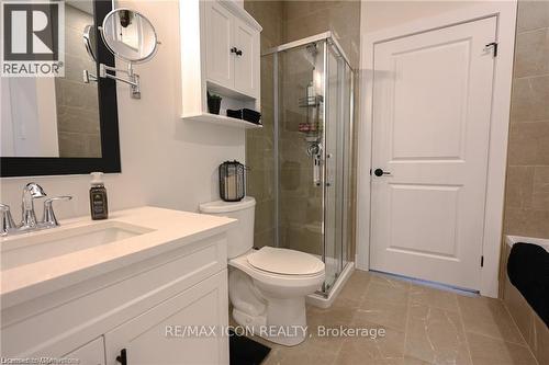 4.5 Elgin Street W, Norwich, ON - Indoor Photo Showing Bathroom