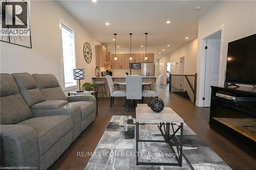 4.5 Elgin Street W, Norwich, ON - Indoor Photo Showing Living Room