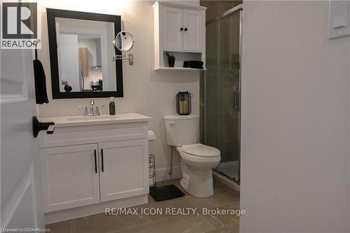 4.5 Elgin Street W, Norwich, ON - Indoor Photo Showing Bathroom