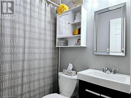 Main bathroom on main floor - 107 Mary Avenue, Kilsyth, ON - Indoor Photo Showing Bathroom