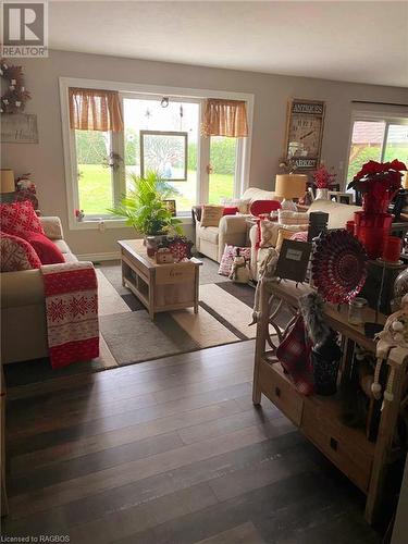 Such a welcoming home - 107 Mary Avenue, Kilsyth, ON - Indoor Photo Showing Living Room