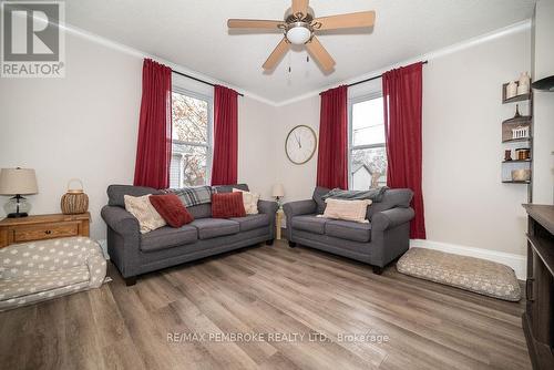 240 Irving Street, Pembroke, ON - Indoor Photo Showing Living Room