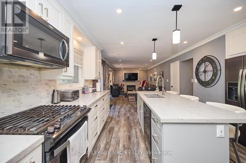 55 Foresthill Crescent, Pelham (662 - Fonthill), ON - Indoor Photo Showing Kitchen With Double Sink With Upgraded Kitchen