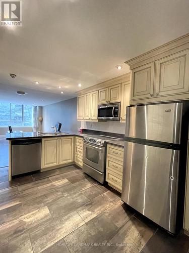 305 - 633 Bay Street, Toronto, ON - Indoor Photo Showing Kitchen