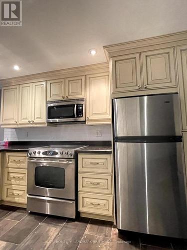 305 - 633 Bay Street, Toronto, ON - Indoor Photo Showing Kitchen