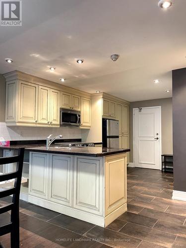 305 - 633 Bay Street, Toronto, ON - Indoor Photo Showing Kitchen