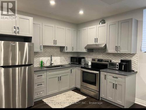 121 Appleyard Avenue, Vaughan, ON - Indoor Photo Showing Kitchen With Upgraded Kitchen