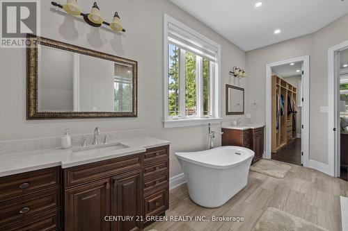 679 Hiawatha Boulevard, Hamilton, ON - Indoor Photo Showing Bathroom