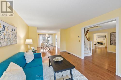 913 Ambleside Crescent, Kingston, ON - Indoor Photo Showing Living Room