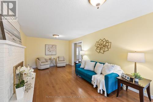 913 Ambleside Crescent, Kingston, ON - Indoor Photo Showing Living Room