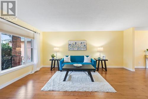 913 Ambleside Crescent, Kingston, ON - Indoor Photo Showing Living Room