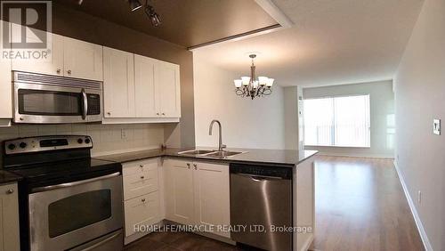 Lph9 - 185 Oneida Crescent, Richmond Hill, ON - Indoor Photo Showing Kitchen With Double Sink