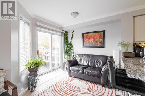 6912 Elliott Parliament Street, Mississauga, ON - Indoor Photo Showing Living Room