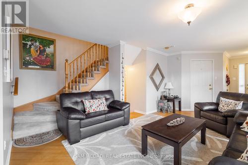 6912 Elliott Parliament Street, Mississauga, ON - Indoor Photo Showing Living Room