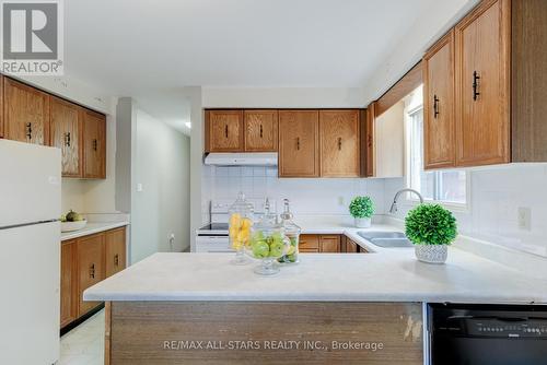 29 Justus Drive, Richmond Hill, ON - Indoor Photo Showing Kitchen With Double Sink