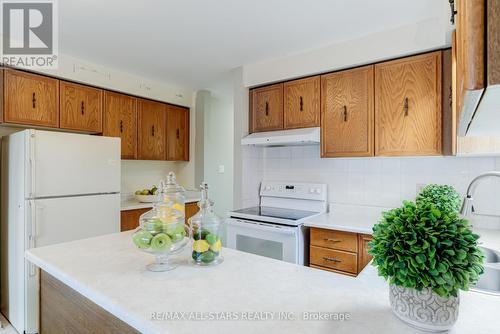 29 Justus Drive, Richmond Hill, ON - Indoor Photo Showing Kitchen