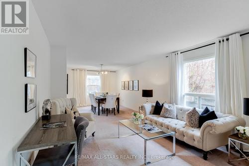 29 Justus Drive, Richmond Hill, ON - Indoor Photo Showing Living Room