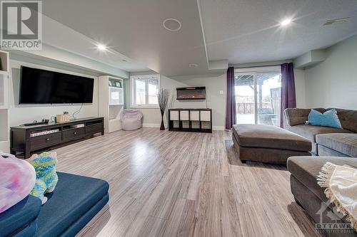 1120 Northgraves Crescent, Ottawa, ON - Indoor Photo Showing Living Room