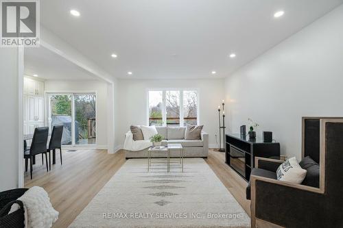 35 Forestgrove Circle, Brampton, ON - Indoor Photo Showing Living Room