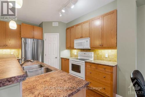 84 Furness Way, Ottawa, ON - Indoor Photo Showing Kitchen With Double Sink