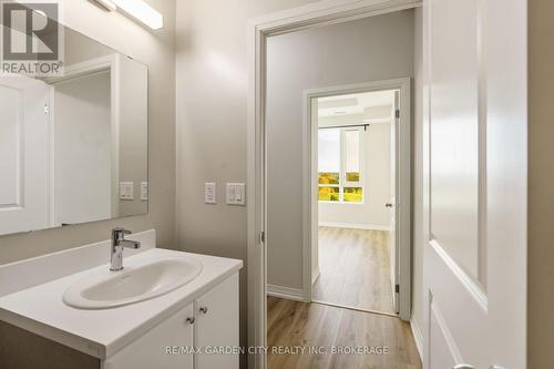 Up29 - 50 Herrick Avenue, St. Catharines (456 - Oakdale), ON - Indoor Photo Showing Bathroom