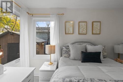 404 Tragina Avenue N, Hamilton, ON - Indoor Photo Showing Bedroom