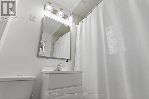 404 Tragina Avenue N, Hamilton, ON - Indoor Photo Showing Bathroom