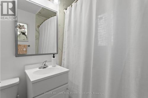 404 Tragina Avenue N, Hamilton, ON - Indoor Photo Showing Bathroom