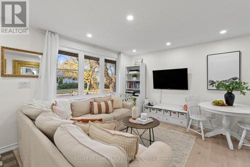 404 Tragina Avenue N, Hamilton, ON - Indoor Photo Showing Living Room