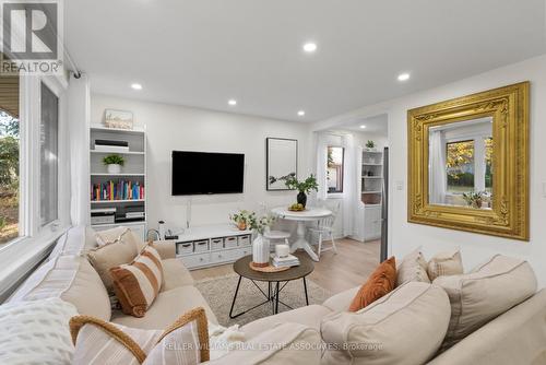 404 Tragina Avenue N, Hamilton, ON - Indoor Photo Showing Living Room