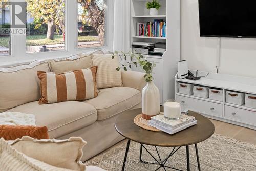 404 Tragina Avenue N, Hamilton, ON - Indoor Photo Showing Living Room